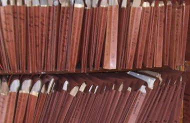 Picture of folders on a shelf with newseltter material.